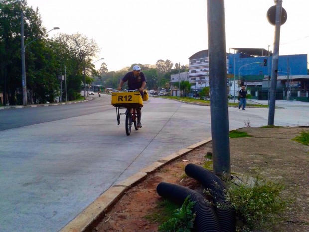 Ciclista na Av. Inajar de Souza, onde havia promessa de ciclovia