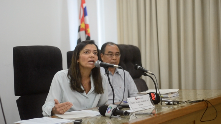 Promotora Camila Mansour discute com ciclistas em coletiva de imprensa (Foto: Rachel Schein)