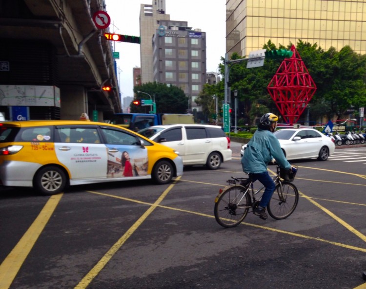 Ciclista compartilhando o viário